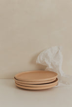 Lade das Bild in den Galerie-Viewer, THE NAKOA "ALORA" DINNER PLATE - SET OF 4 (Sunny Peach)