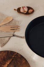 Lade das Bild in den Galerie-Viewer, THE NAKOA PAN - COATED